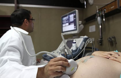 La atención a cargo de personal de la salud antes, durante y después del parto puede salvar la vida de la madre y del recién nacido.