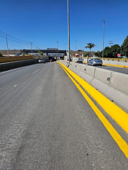 Atienden con pintura amarilla, vialidades principales para reforzar la seguridad vial en Torreón.