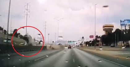 Un vehículo salió volando luego de que una camioneta proyectara una ballena de concreto hacia su carril en Saltillo. (EL SIGLO DE TORREÓN)