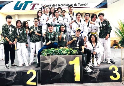 Los estudiantes - atletas posaron orgullosos con sus medallas, al término del torneo universitario.