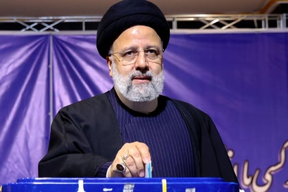 El presidente iraní, Ebrahim Raisí, sigue en paradero desconocido horas después de que su helicóptero realizara un aterrizaje forzoso en el noroeste de Irán, lo que ha disparado las preocupaciones sobre el futuro político de Irán y la incertidumbre de quién lo sustituiría en el caso de su muerte.