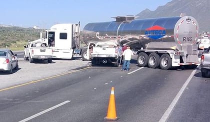 Camioneta colisiona con pipa en la carretera Monterrey – Saltillo