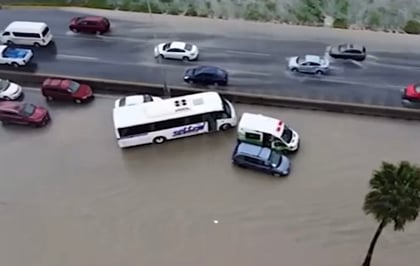 Rescatan paramédicos de Arteaga a padre e hijo de inundación