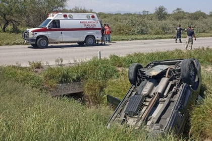 Una mujer y cuatro menores heridos tras volcadura en la autopista Gómez Palacio-Bermejillo