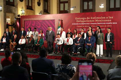 Los miembros de las delegaciones Olímpica y Paralímpica que participaron en los Juegos de París 2024, fueron recompensados por el mandatario mexicano que está por terminar su actual administración.