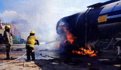 Se incendia pipa con 30 mil litros de Asfalto en Gómez Palacio