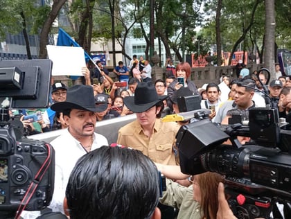 Celebran. Los Dos Carnales fueron recibidos por sus fans en Ciudad de México, donde continuaron los festejos por su aniversario.