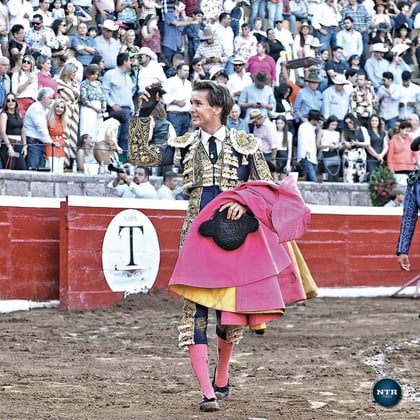 El torero lagunero de 24 años brilló frente al público tapatío en la espectacular cartela taurina llevada a cabo en San Miguel El Alto.