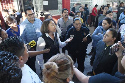 Fueron padres de familia los que señalaron que previo a la detonación del arma, a una de las niñas del cuarto grado sección ‘B’, le habían apuntado con la pistola en el estómago. (EL SIGLO DE TORREÓN)