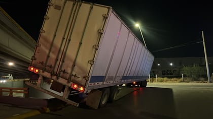 Tráiler queda atrapado en paso a desnivel Mieleras