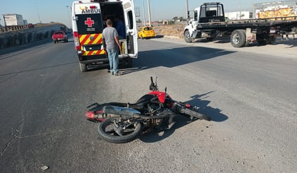 Motociclista se impacta con taxi al bajar el puente Villa Florida, de Torreón