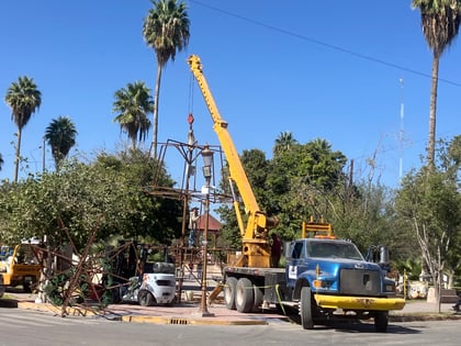 Empiezan a 'armar' pino navideño en la plaza principal de San Pedro