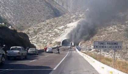 Trailero muere aplastado por su unidad, la cual luego se calcinó