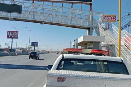 Verifican seguridad en las estructuras de puentes peatonales