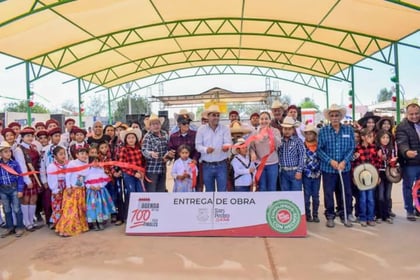 Autoridades de San Pedro celebran aniversario de ejido y entregan techumbre en Tebas y Palmira