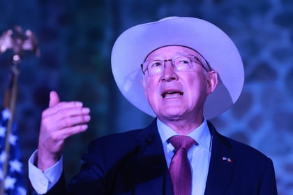 Ken Salazar se reúne con Monreal para despedirse