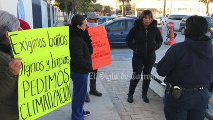 Protestan padres de familia del colegio Mano Amiga de Torreón