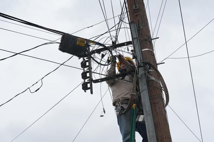 Las líneas inservibles son de distintas empresas de telefonía, internet y electricidad, y el retiro está a cargo del Gobierno municipal. (EL SIGLO DE TORREÓN)