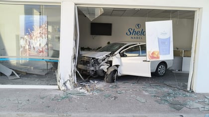 Conductora choca contra establecimiento y destroza mobiliario