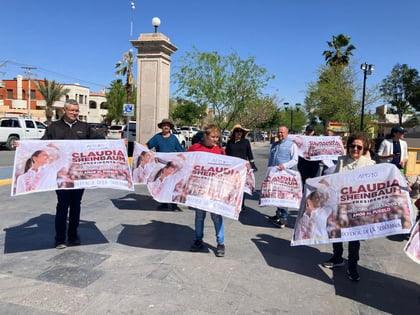 Marcha una decena de personas en apoyo a Claudia Sheinbaum