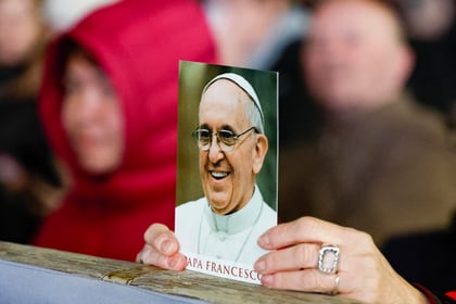 El papa Francisco continua mejorando y no piensa en renunciar, según cardenal