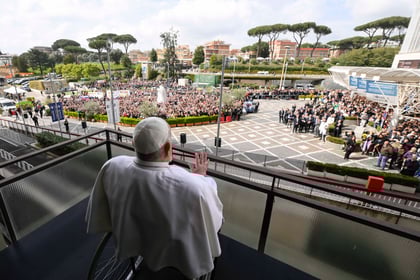Papa Francisco abandona el hospital, tras reaparecer en público y condenar los bombardeos en Gaza