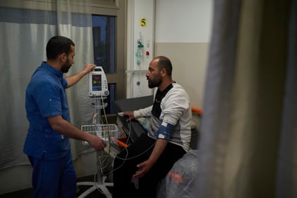 Israel libera a Hamdan Ballal, codirector palestino del documental 'No Other Land' ganador del Oscar