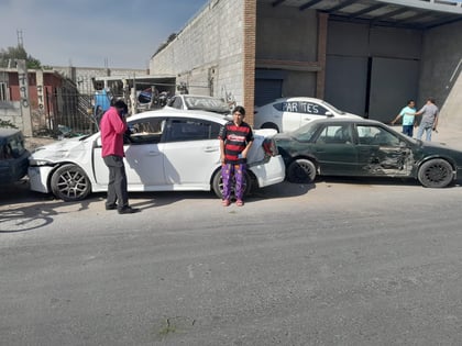 Camioneta sufre falla mecánica y choca contra dos autos, terminó sobre el camellón impactada contra un árbol