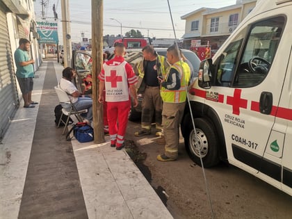 Pierde el control y se estampa contra un poste de luz en Torreón
