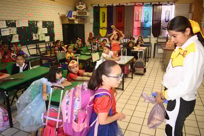 Una gran parte de alumnos acudieron a las escuelas con disfraces infantiles y con sombreros y peinados locos. (EL SIGLO DE TORREÓN)