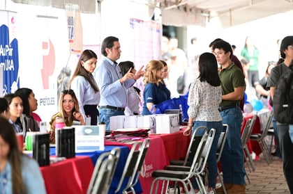 Universitarios participan en feria de empleo con más de 600 vacantes en Torreón