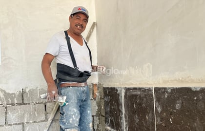 Jesús celebra el Día de la Santa Cruz haciendo lo más le gusta, trabajar en la obra