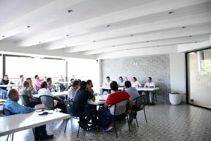 El encuentro se llevó a cabo de forma ordenada, y con la apertura de la candidata para responder a las preguntas. (EL SIGLO DE TORREÓN)