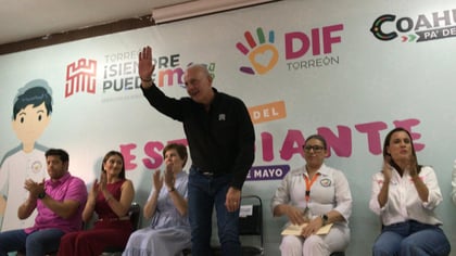 Entrega alcalde apoyos a estudiantes de Enfermería