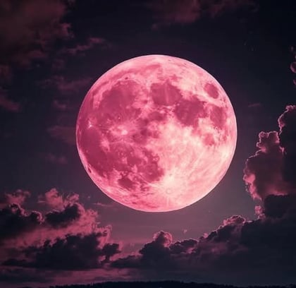 La Luna de Fresa iluminará el cielo el 11 de junio, un fenómeno lleno de historia y simbolismo natural.