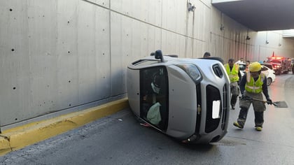 Auto termina volcado en el paso a desnivel de Plaza Jumbo