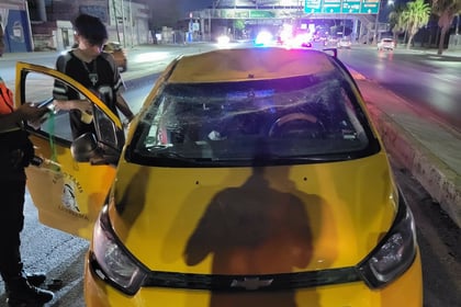 Taxista sufre volcadura al intentar tomar el paso a desnivel de Mieleras