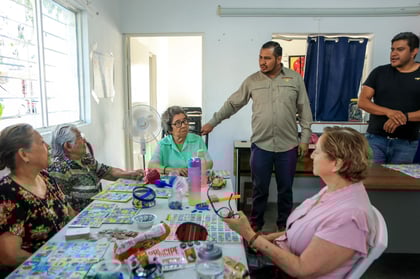 Atienden dudas de adultos mayores durante programa del Bienestar