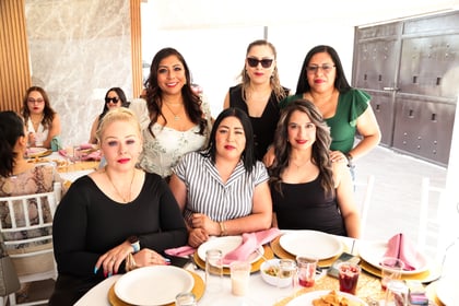 Lupita León, Gaby Chávez, Juanita Flores, Bety Llamas, Cynthia Flores y Lorena Díaz.