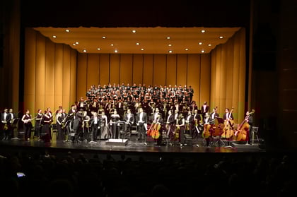 Ambiente. Sobre el escenario del Teatro Nazas, de repente todo es un vendaval de voces en latín, de cuerdas, maderas y metales.