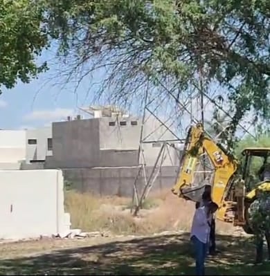La barda impedía el libre acceso a los vecinos hacia la parte trasera del fraccionamiento Las Trojes. (EL SIGLO DE TORREÓN)