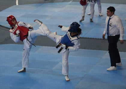La duranguense Camila Aguilar (der) buscó el título para Durango dentro del
Taekwondo, pero fue superada por la queretana Andrea Guzmán. (IED)