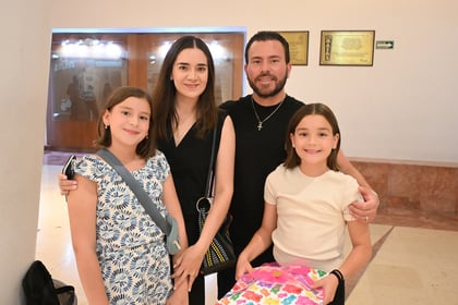 Daniela, Renata, Roberta y Vicente.