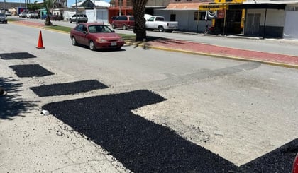 Realizan trabajos de bacheo en bulevar Luis Donaldo Colosio de San Pedro