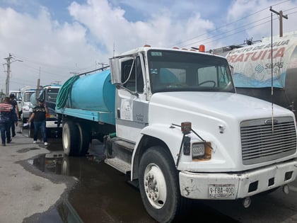 Transportistas de pipas y choferes de app protestan por competencia desleal y hostigamiento en Torreón
