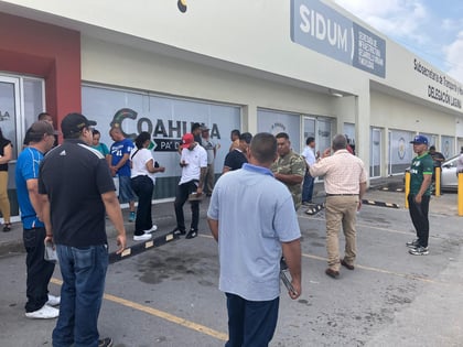 Concesionarios de transporte de pipas y choferes de app se manifestaron en la Subsecretaría estatal.
 