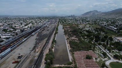 Desde semanas antes de que lloviera, trabajadores municipales acudieron a desazolvar la laguna de regulación.
