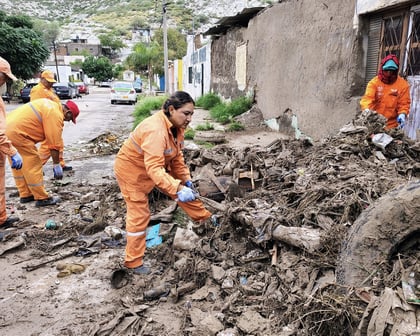 Personal de La Ola ha apoyado en las labores de limpieza en las colonias afectadas por lluvias.

