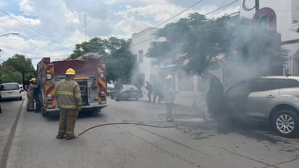 Elementos del GRL ayudan a sofocar el incendio de una camioneta en Torreón