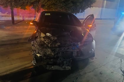 Joven ebrio provoca aparatoso accidente en el centro de Torreón, circulaba en sentido contrario
